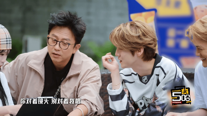 鹿晗不练好歌不上舞台看邓超唱歌的鹿晗也是好专注 