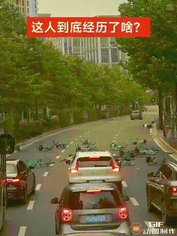 上海中山南路，一名男子不知出于什么原因，居然把路边摆放的共享单车和共享电动车，全