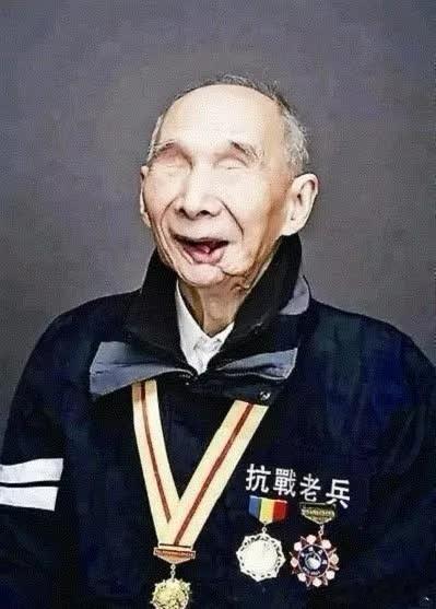 请停留一秒，致敬抗战老兵钱建民。致敬英雄！ ​​​