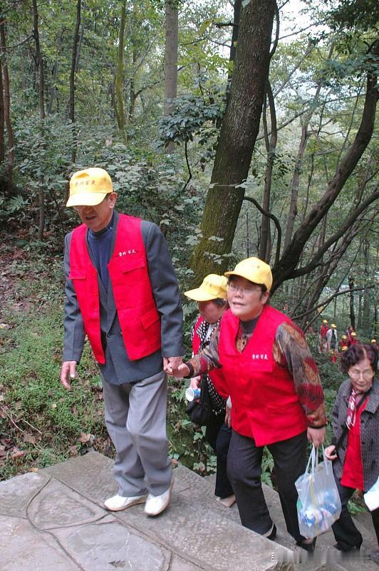 村里的孤寡老人太幸福了！
村里的孤寡老人又出去免费旅游免费就餐。
截止到现在，不