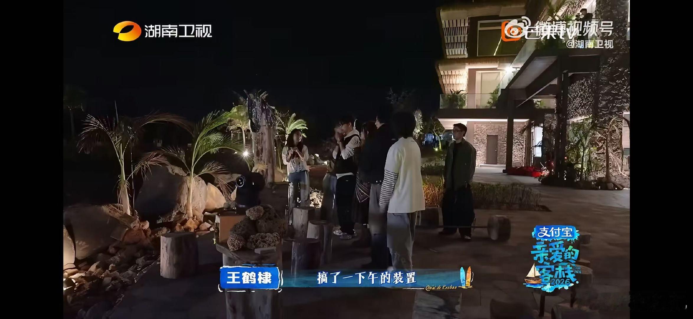 沈月用海边垃圾手搓捕梦网亲爱的客栈和秦岚一同海边拾荒做捕梦网，沈月用创意让环保变