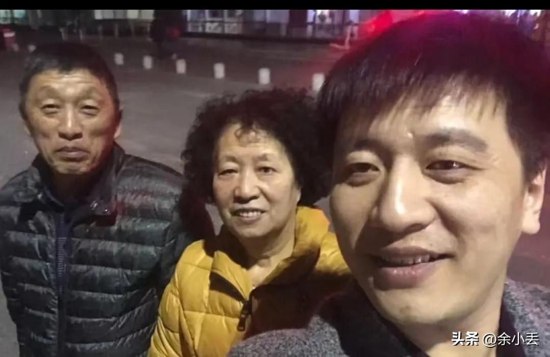 张雪峰走了，最痛的是那个摆摊供他读书的母亲
 
42岁，正是上有老下有小的年纪，