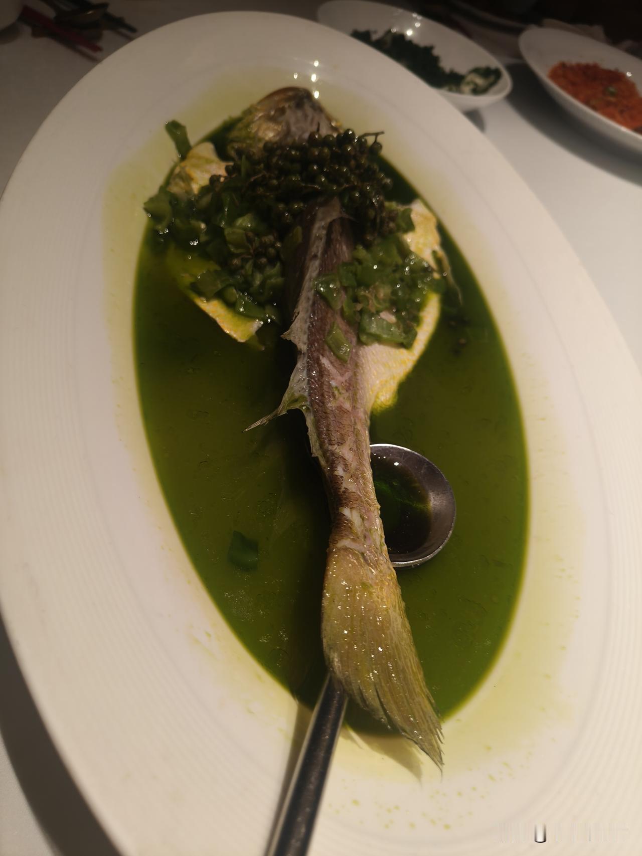 刷到一个做玉雕的，他的料子高度统一：全都是红皮，没有任何咬肉沁入。所有的肉都是白