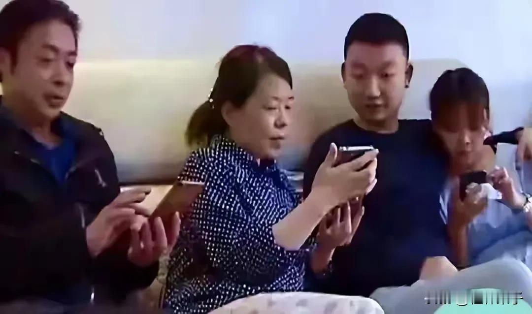 许敏曾经给姚策申请了低保，
杜粉艾特张献春举报许敏。
张献春认为合理合法合规。
