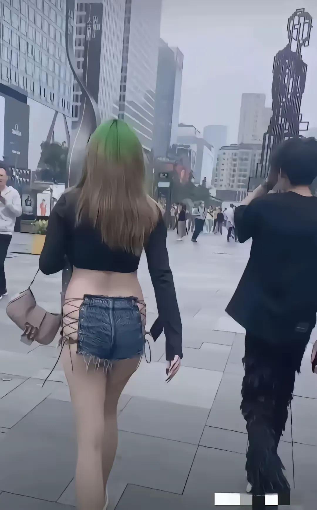 我滴个神呐，真是一个敢卖，一个敢穿啊！

不得不说，街头上的美女，身材真的很哇塞