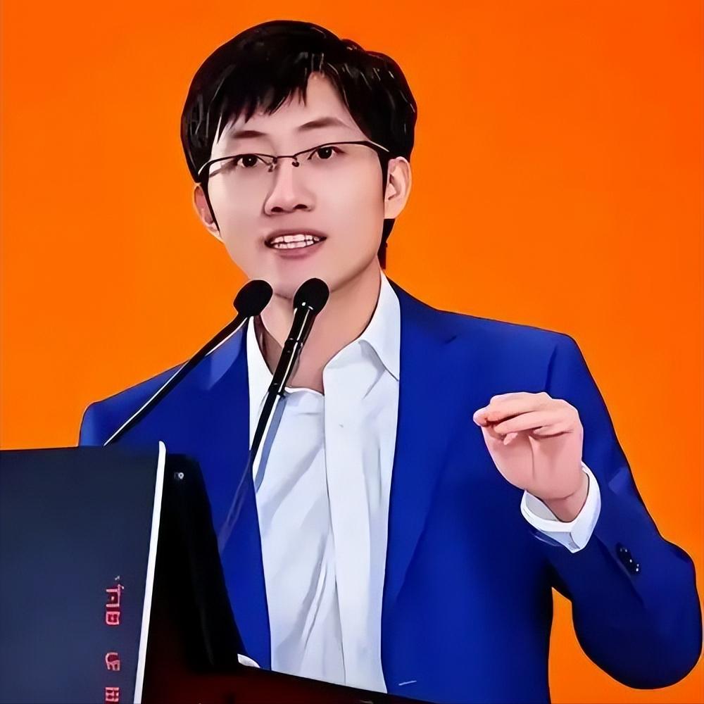 不得不说，梁文锋果然有远见。
没有发布会，没有直播，10月17日下午，DeepS