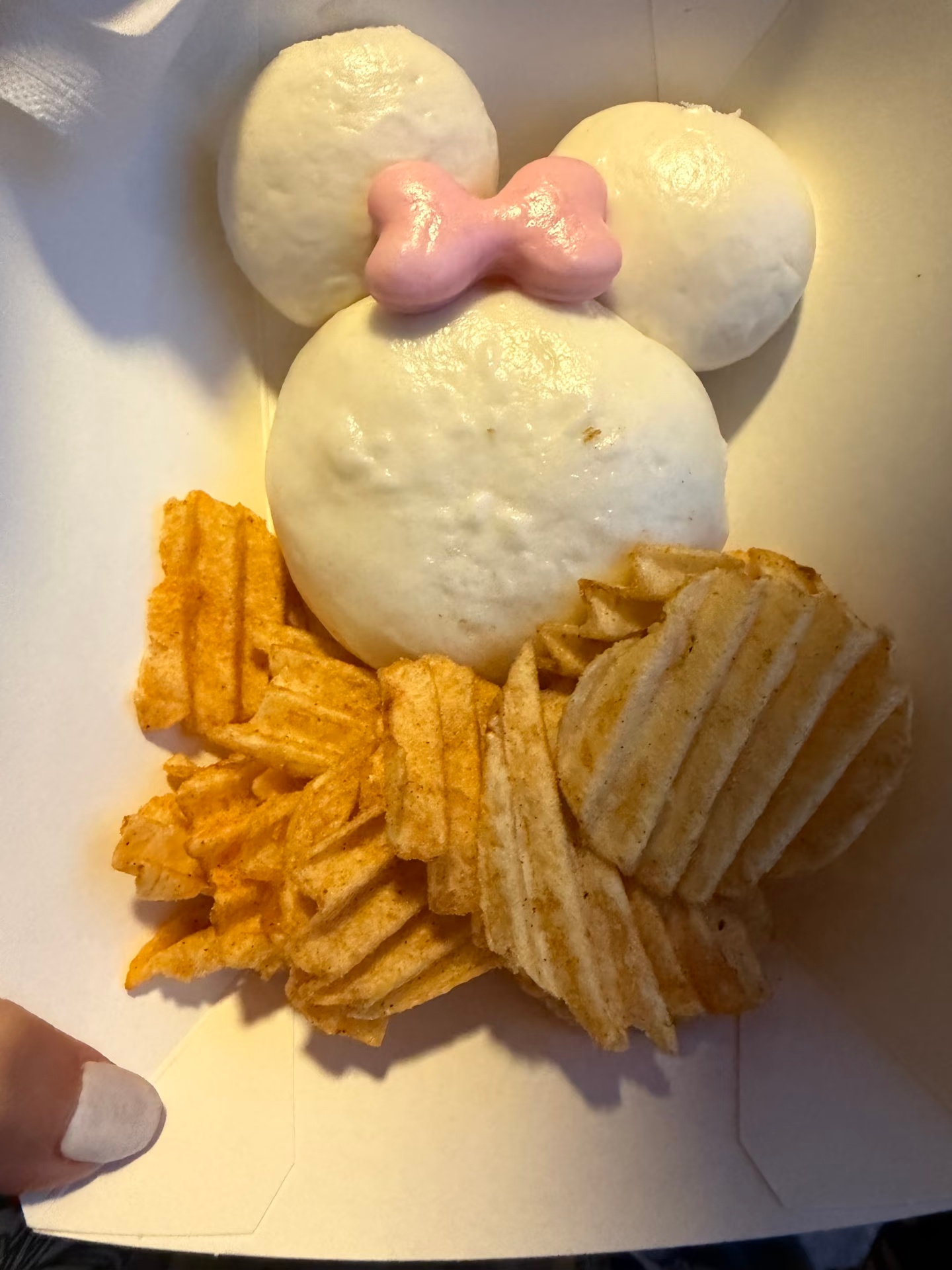 上海迪士尼70元1个包子网友怒了迪士尼这个地方，70一个包子，40一根糯米包肠，