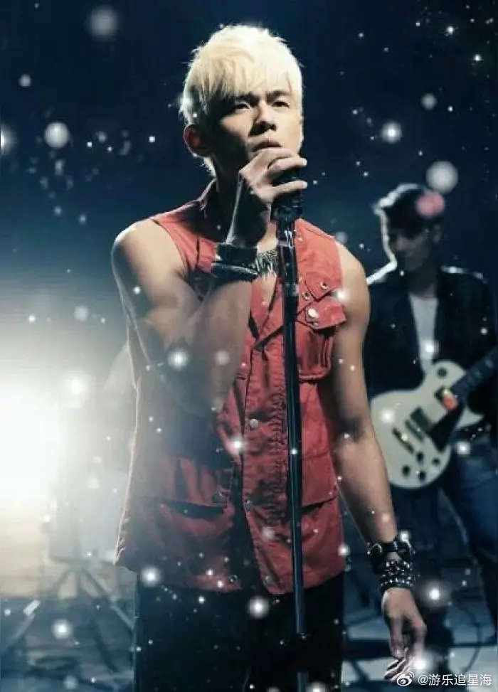 周杰伦杭州演唱会排面场外的应援旗飘成红色海洋，场内的欢呼声盖过夏夜的风。周杰伦的