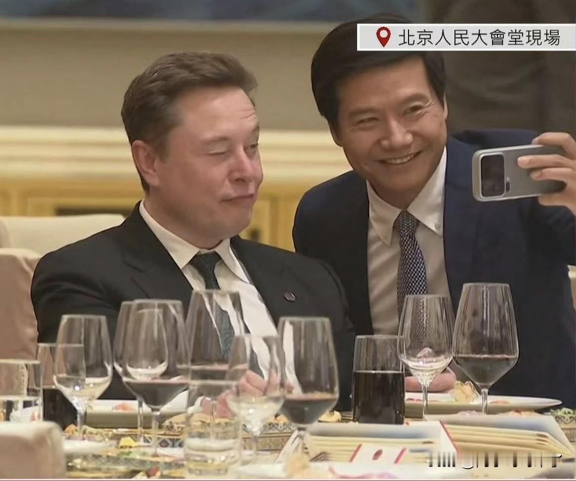 马斯克咋回事，和雷军合照怎么还眨眼呢？好久没做了…这次给大家做个wink是吧？