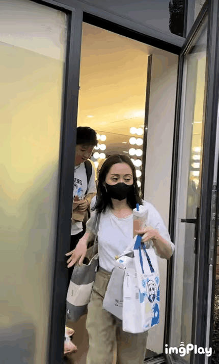 8月26日新鲜的小莎又上线了
估计勤劳的莎莎今天又有拍摄任务
化好妆做好造型出门