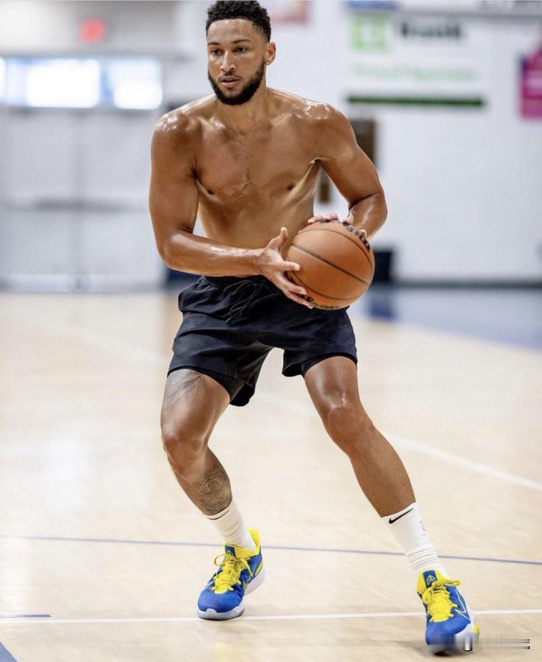 西蒙斯终于回归球场进行苦练，这是想要重返NBA的节奏？

今天有美媒晒出来了西蒙