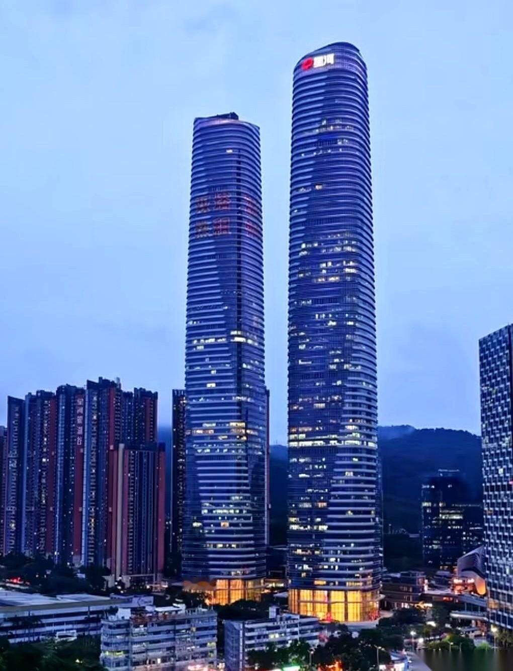 你猜，深圳刮台风的时候，全城最“稳”的是谁？
不是躲在家里的人，是龙岗那两栋36