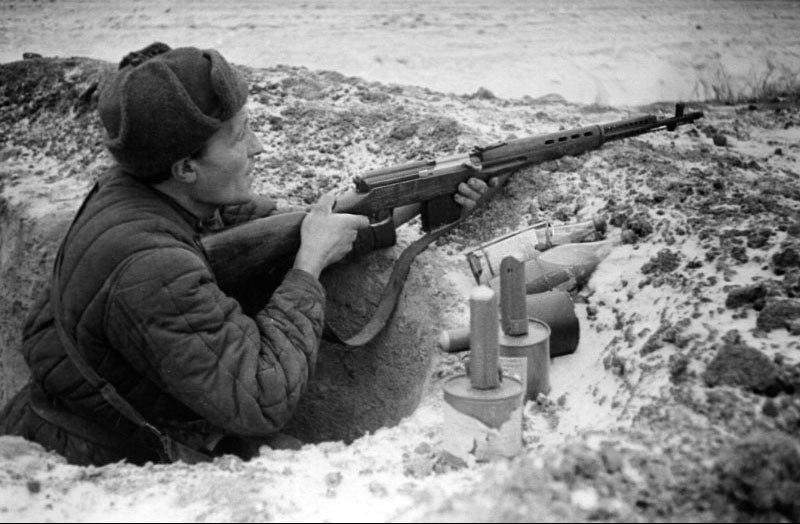 1940 年 4 月 13 日，苏联国防委员会正式列装托卡列夫 SVT-40 半