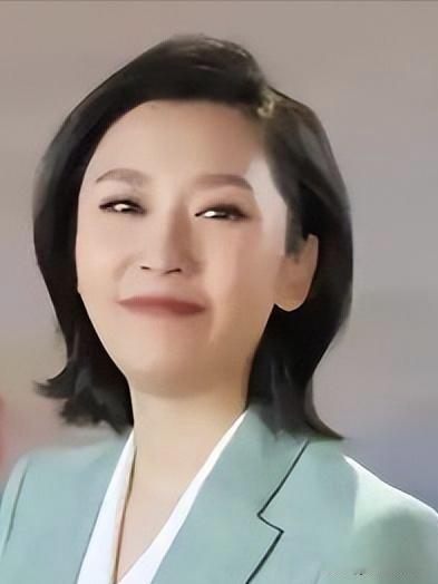央视新生代主持人王音琪，播报时沉稳灵动专业功底扎实，常走基层蹲点记录百姓生活，以