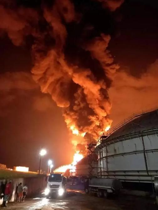 美以无底线伊朗玩命了！美以联合袭击了伊朗石油设施。3月18日晚，伊朗革命卫队已警