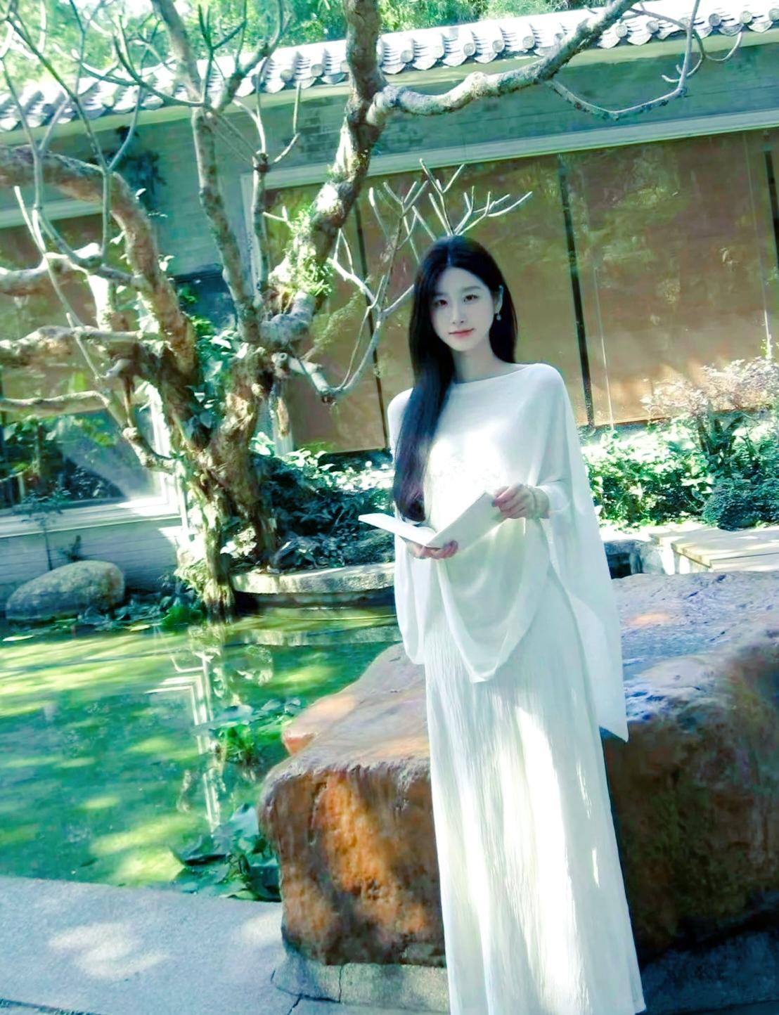 静坐观书处，心随湖水闲。晒图笔记大赛 气质美女