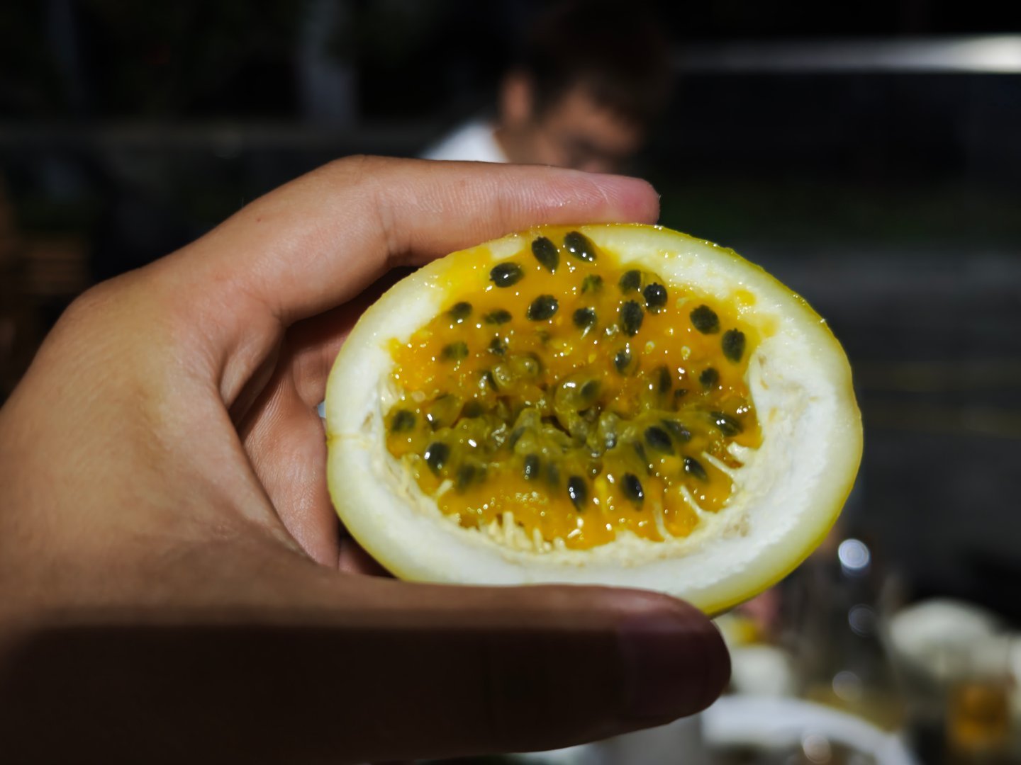 兄弟们，你们可能不信，我抽了很多箱了但我第一次吃趣评测百香果居然是今天晚上吃饭青