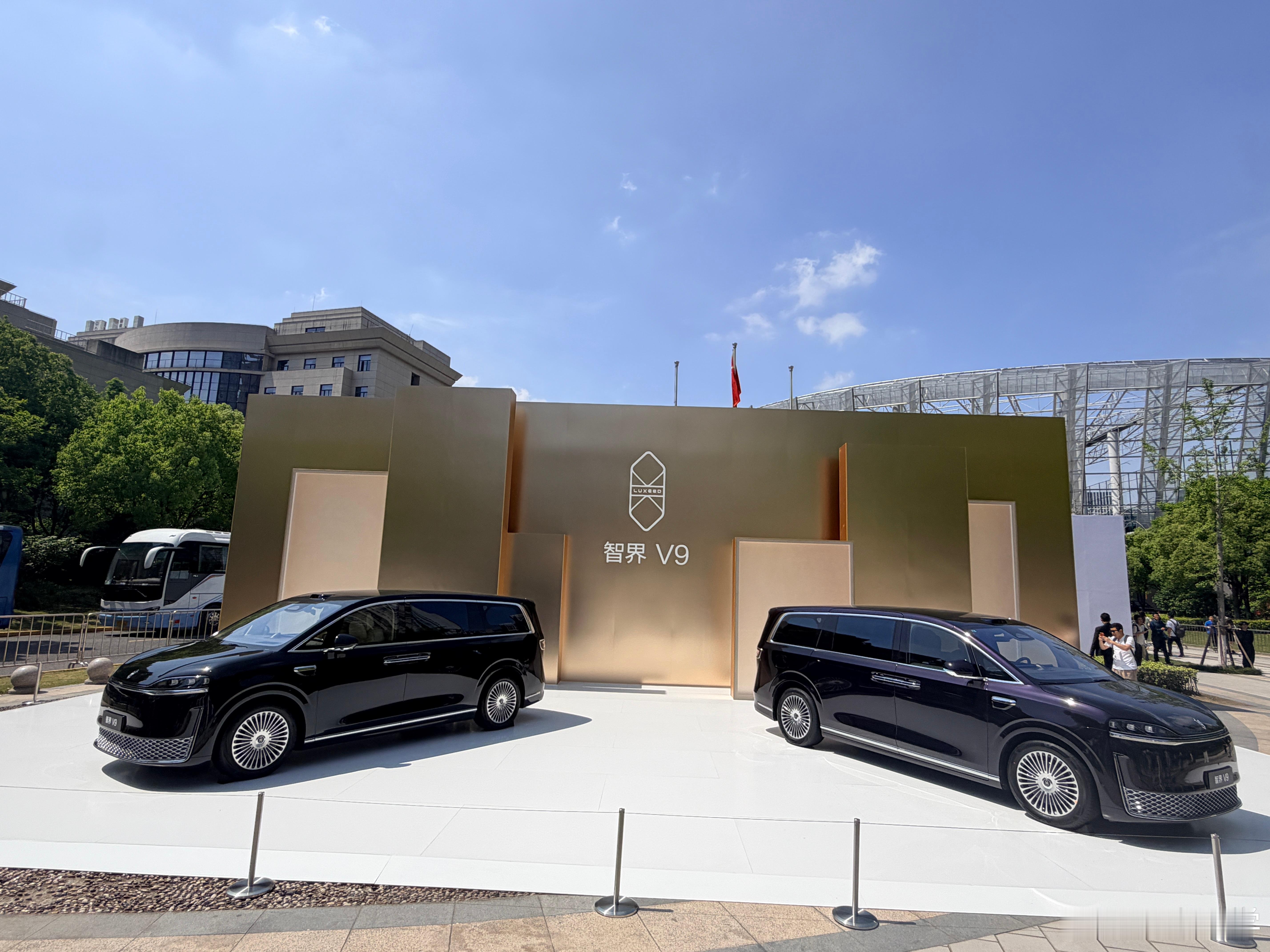 除了车，今天还有手表智界V9现场还有华为超新星手表X1 Pro的牌子 