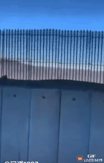 加沙地带的巴勒斯坦人徒手翻越巴以隔离墙！有人翻，有人观望！大战在即，勇敢的巴勒斯