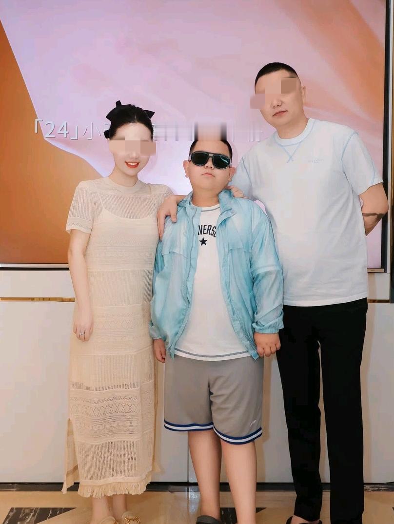 海拉尔离婚事件：添宝爸爸和奶奶蹭他流量，还试图用他来攻击抹黑阿卡冰；而后爸和亲妈