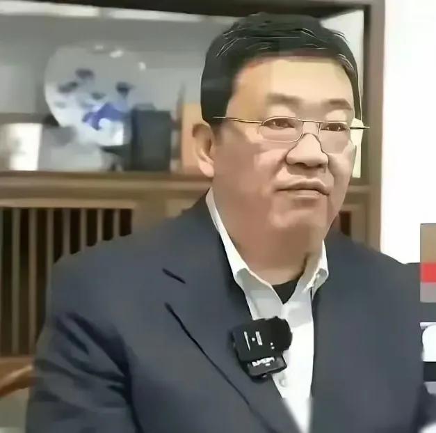 中国石油目前面临较大的债务压力，尽管日均收入可达5亿，但债务负担沉重。令人费解的