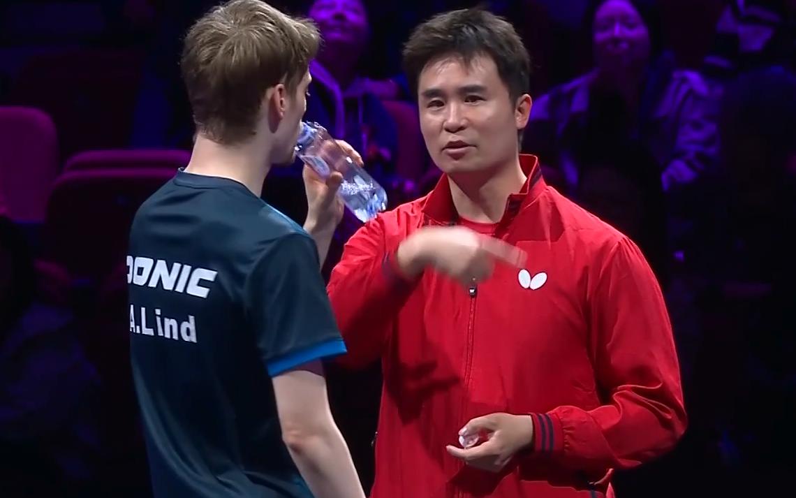 我去！林德教练也是中国球员吗？
虽然看起来有些陌生，
但看面相，
大概率是中国球