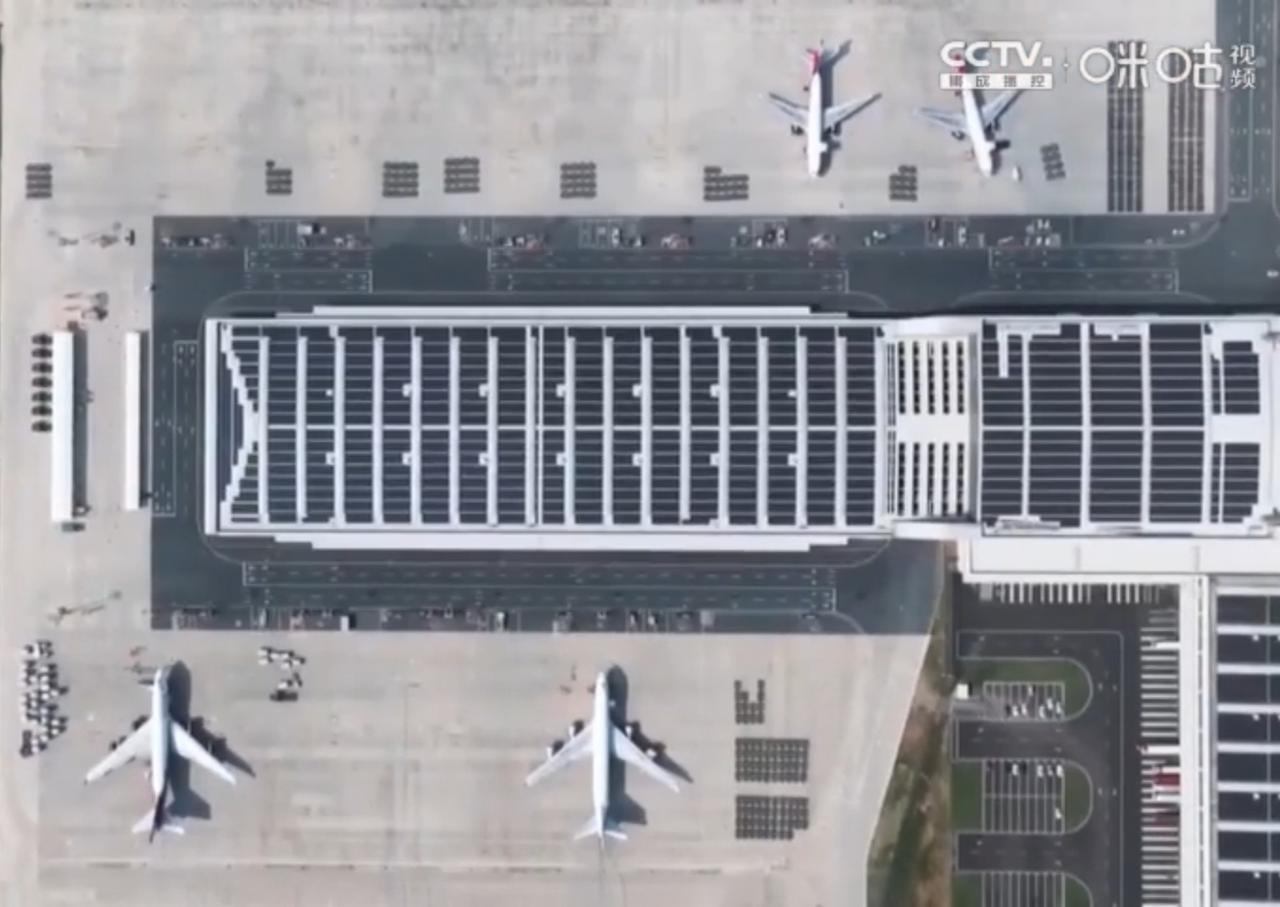 通达全球
 
航空枢纽机坪宽阔，客机有序停靠，货运飞机正高效装卸物资，架起空中贸