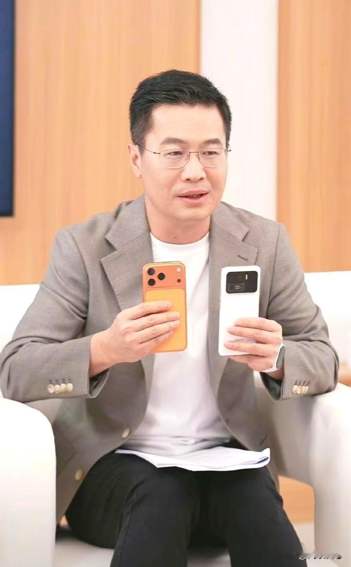 这应该是人为制造的一个梗，而不是口误。
毕竟卢伟冰也是大佬级人物，怎么会犯如此低