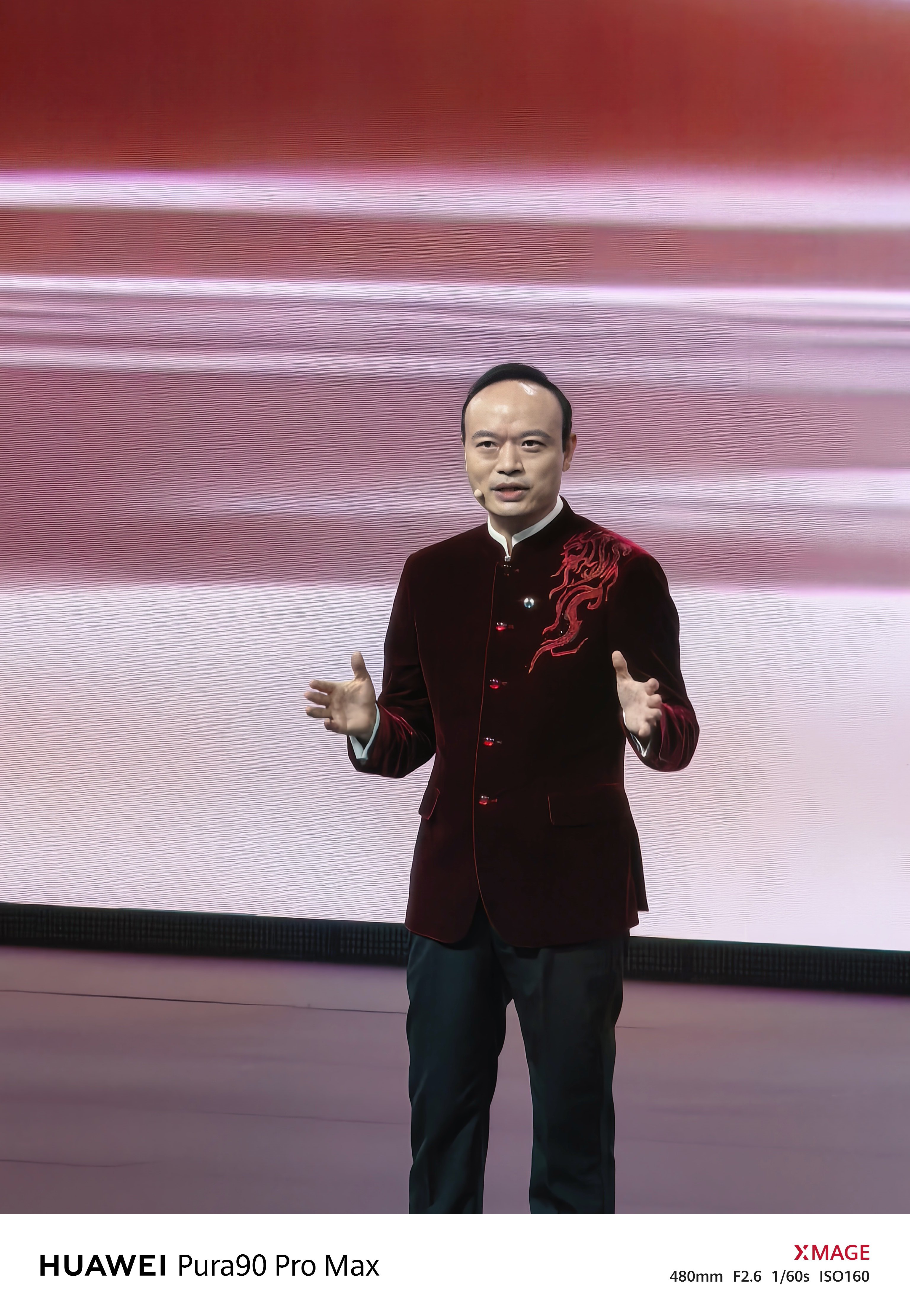 王力宏惊呼闪充改变世界今天腾势老总这个衣服很中式，看看这个刺绣图案高级不高级