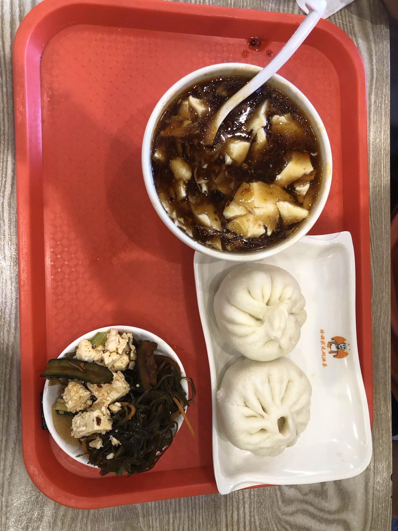 豆腐脑，包子，咸菜，出差吃的一顿丰盛的早餐