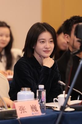 张雪迎和高至霆
出席《看得见风景的窗》研讨会活动
他们都穿了黑色
看起来很严肃