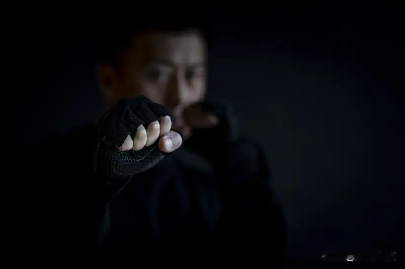 铁骨化柔肠，半生悟沧桑

一夜白头，满脸沧桑，从不是岁月无情的馈赠，而是乱世之中