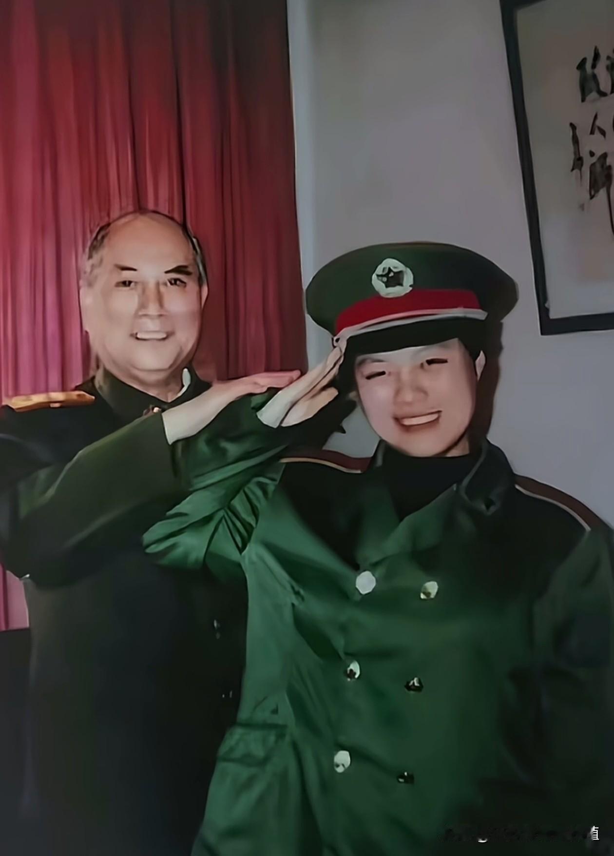 旧照定格军人世家的温情瞬间，
将军抬手扶正女儿的军礼。
女承父志投身军营，一身戎
