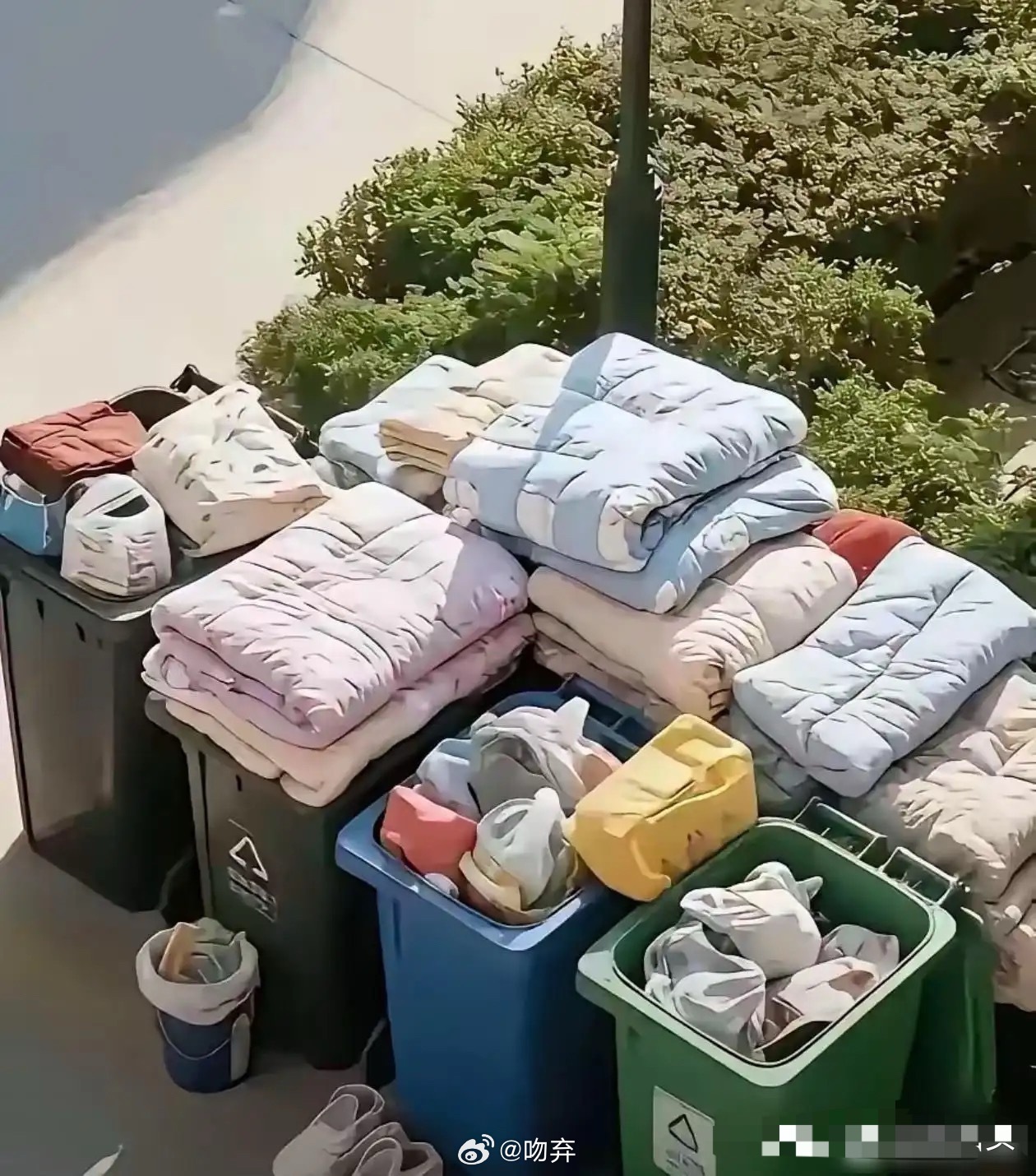 现在的大学生都怎么有钱吗？什么东西都敢仍。 
