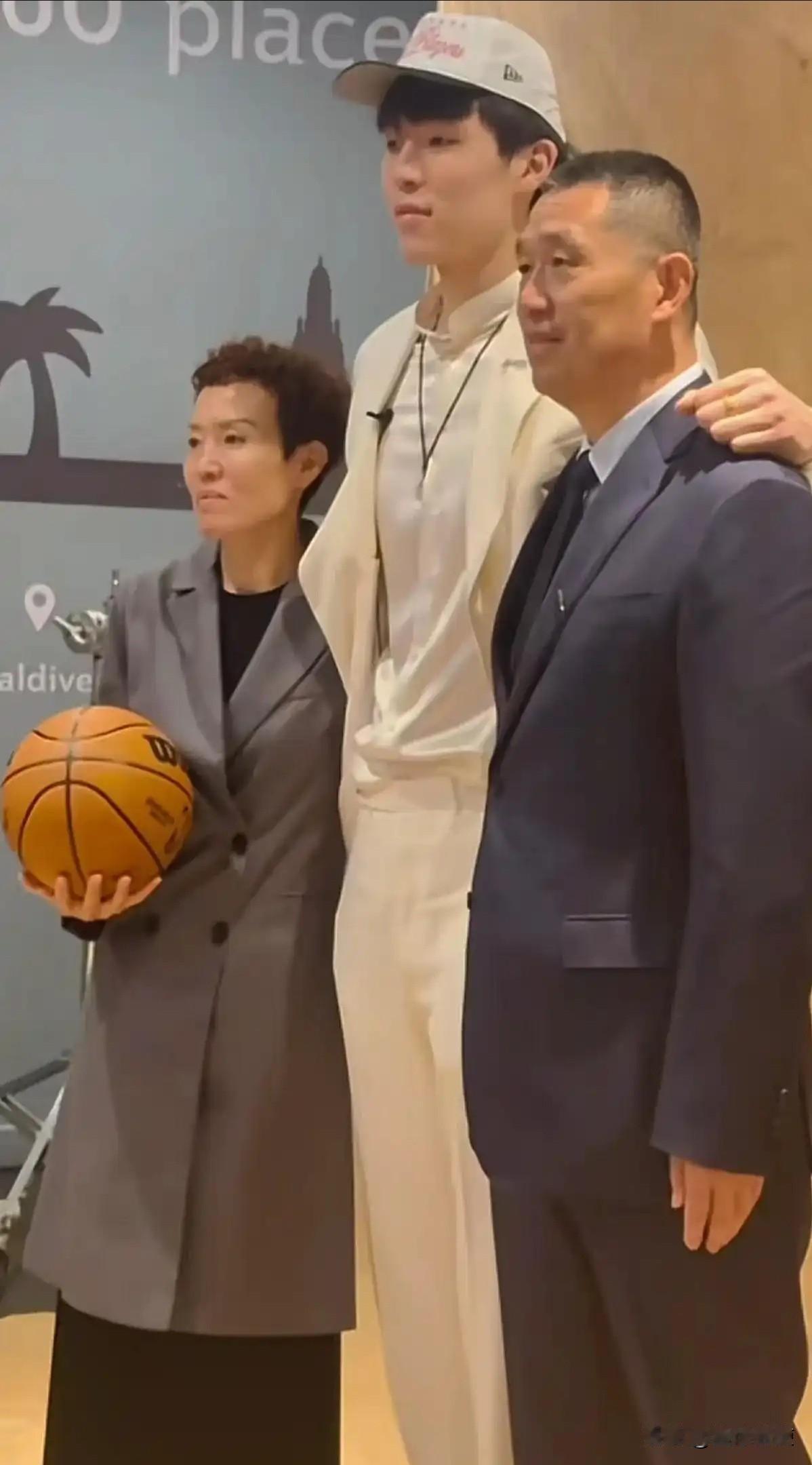 杨妈泪如雨下，看到国内对小杨的网爆，真是心痛不已。

妈妈让你回家吃饭，妈妈让你