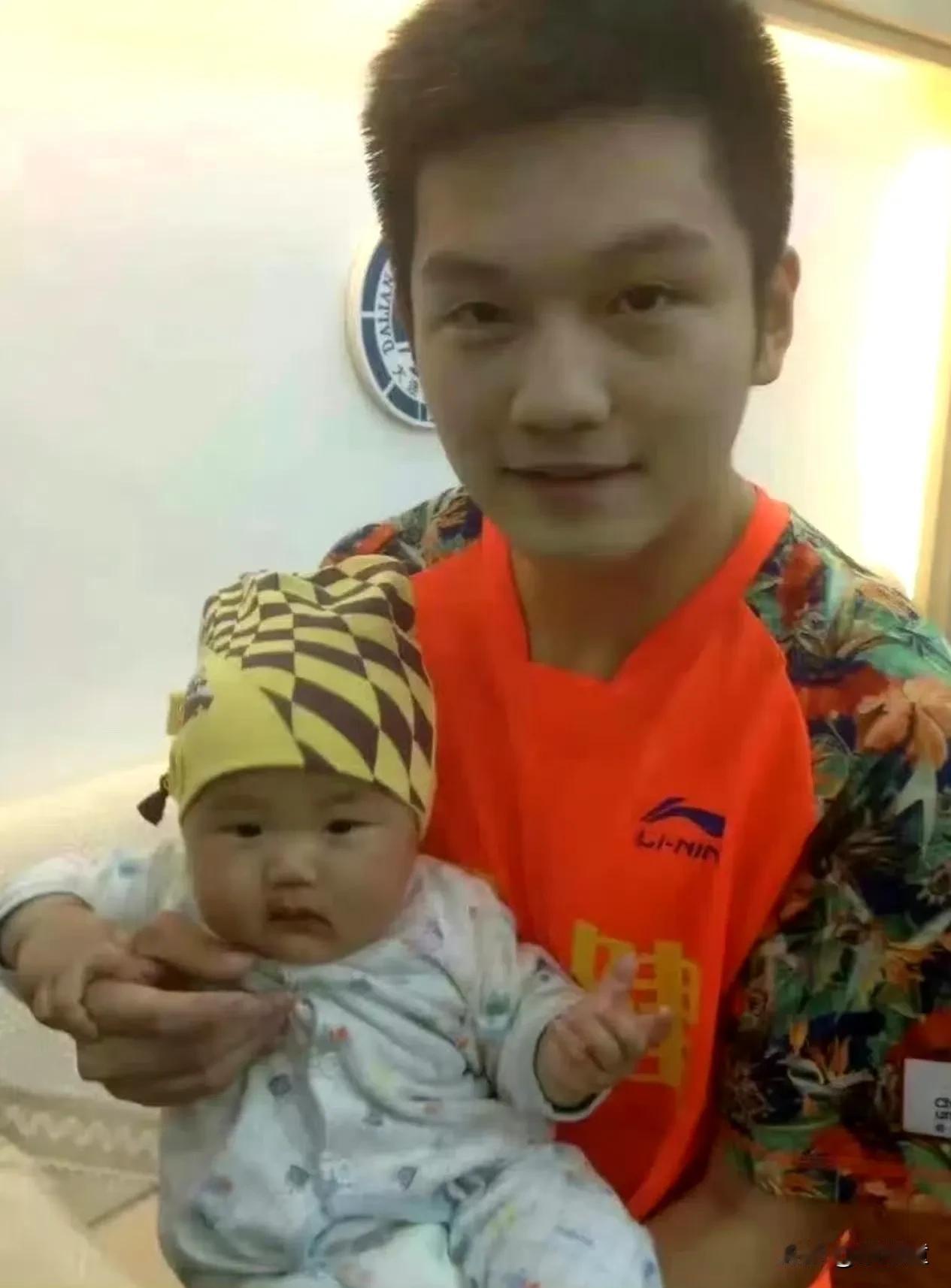 难以想象！樊振东当爸爸会是什么样子！
从樊振东从小到大抱小孩的状态来看，他属于天