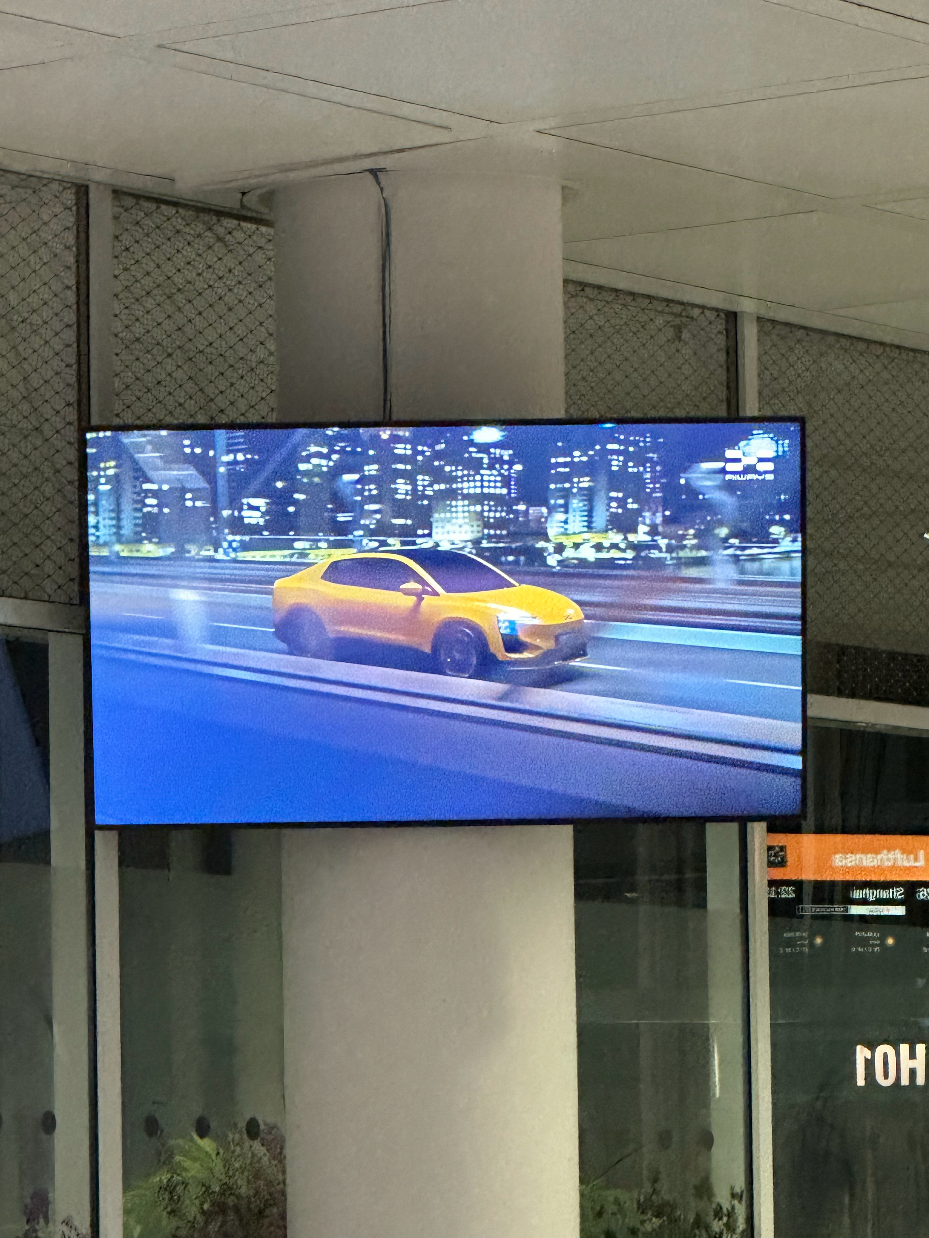 爱驰的广告还在慕尼黑机场播  ​​​