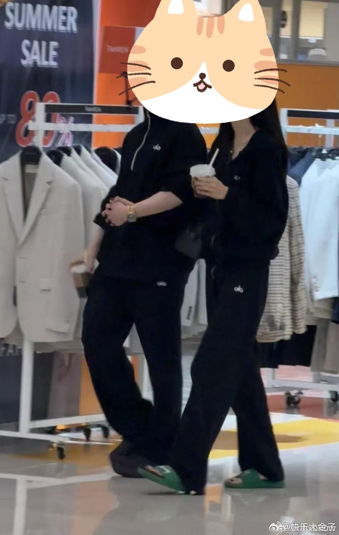 嫂子ins全是蛛丝马迹网友投稿说是同一件衣服，我看牌子是同一个，衣服黑黢黢的，有