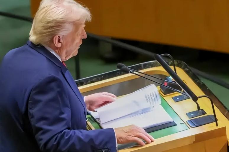 特朗普在联大演讲自称和平推动者，现场反应冷清，多国代表沉默甚至离场。

当地时间