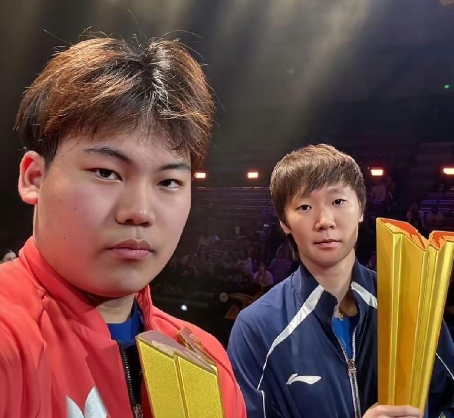 这么严肃，拿到冠军的松岛和女单冠军王曼昱，俩人这表情，感觉不是获奖了，是组团干大