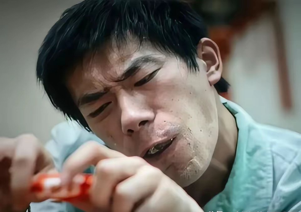 易烊千玺这表情也太像了。刚开始我还以为是王宝强。我感觉获奖的希望有80% 