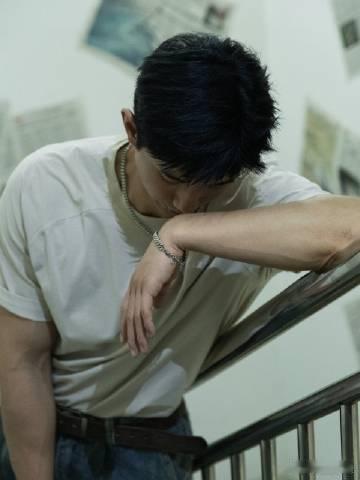 赵仁杰在楼梯间看报纸 果然人长得帅，就连看报纸的氛围感都与众不同，再看到赵仁杰的