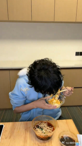 余宇涵吃播 看余宇涵吃播，总是能收获满满的笑声，超级有趣，他的每一句话都让人觉得