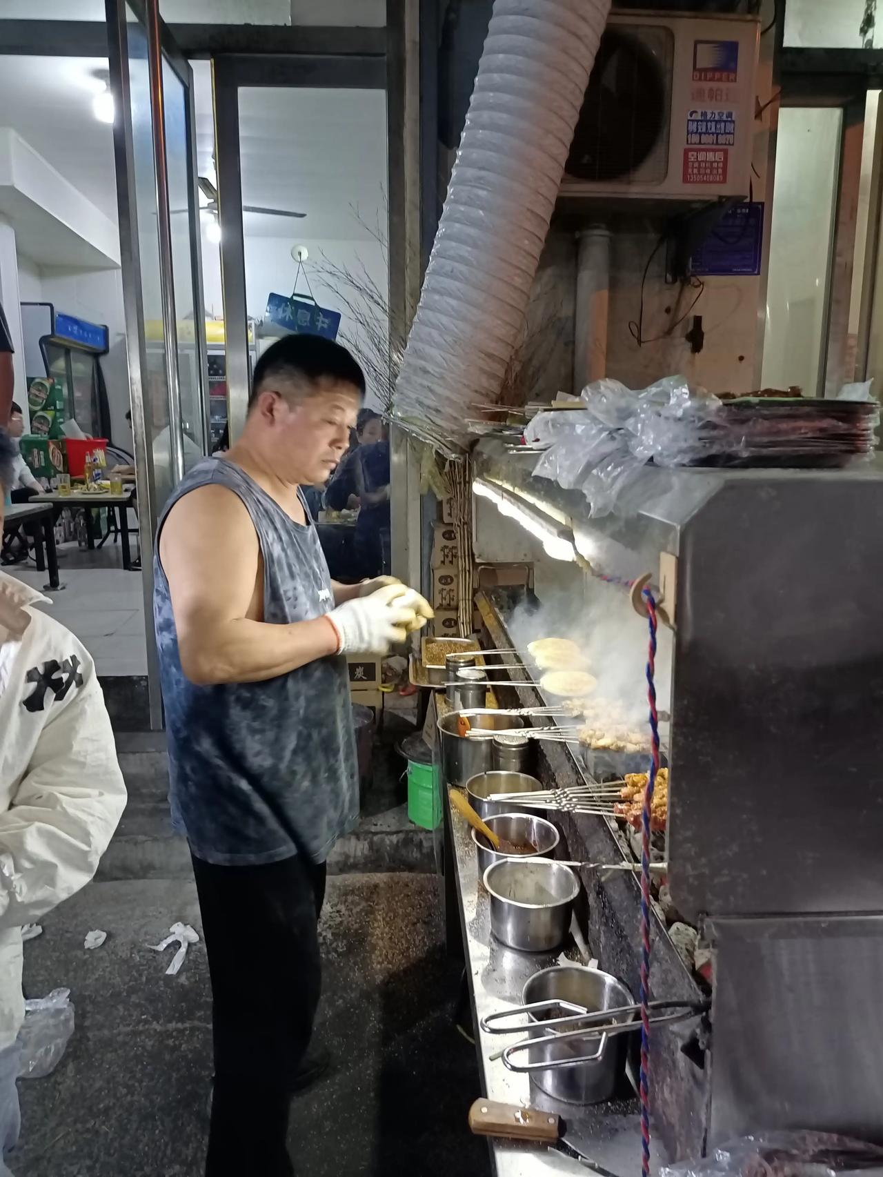 济南现在街边烧烤真的不多了
关键是都烤的很一般，还贵
看网友分享的去淄博吃烧烤
