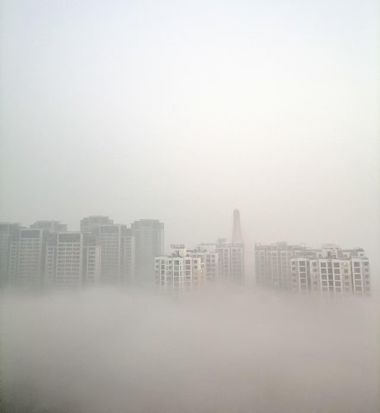 从昨天晚上开始，整个邢台地区都被一层大雾所笼罩，当早晨的晨光透过大雾穿过来的时候