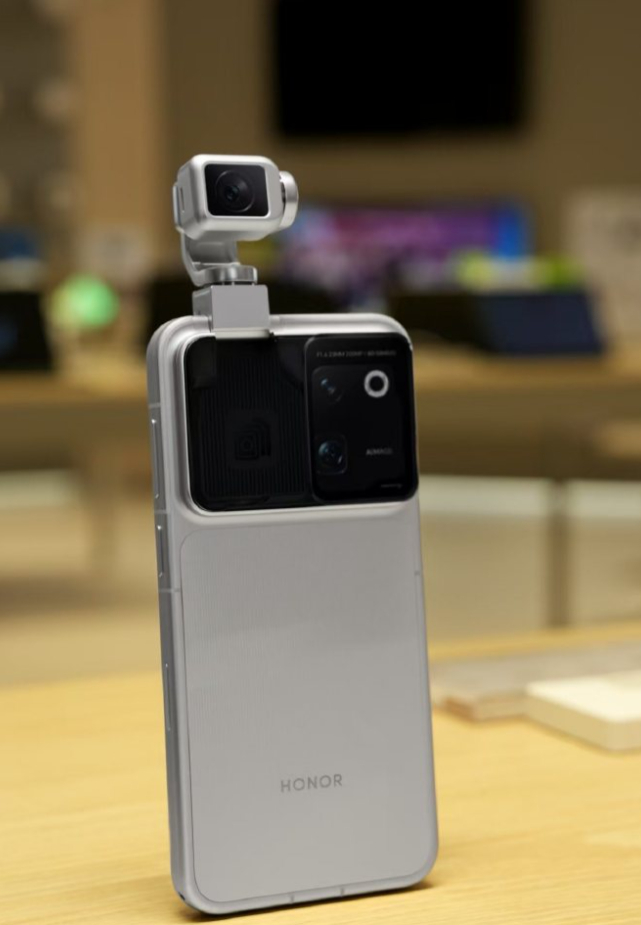 荣耀Robot Phone机器人手机，有点怪模怪样啊 