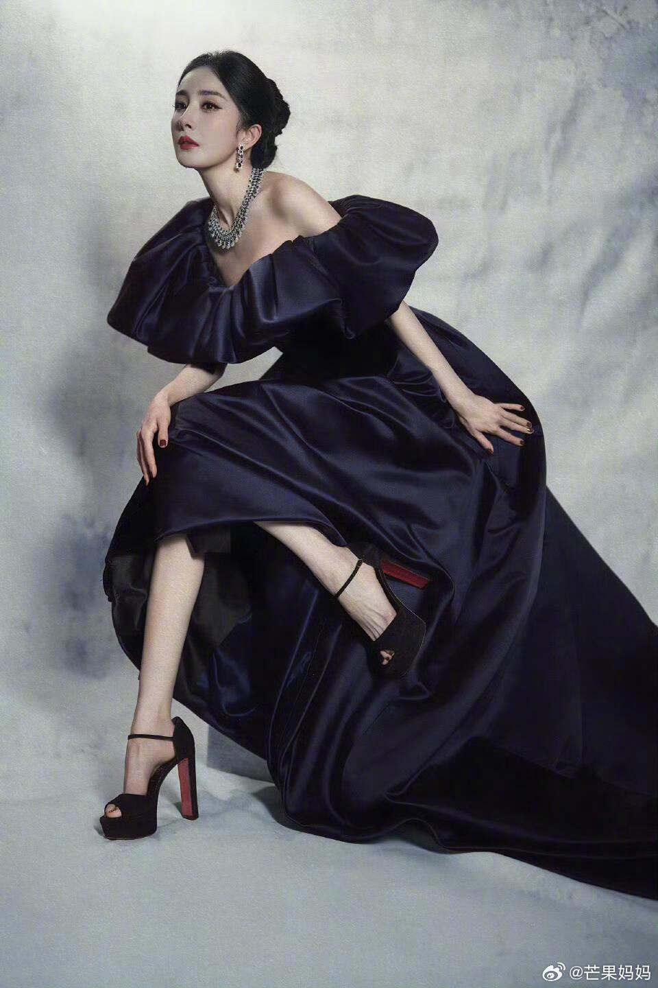 微博之夜内场杨幂工作室发文：“很突然，很震惊，很无奈，微博之夜给个说法吧！”，这