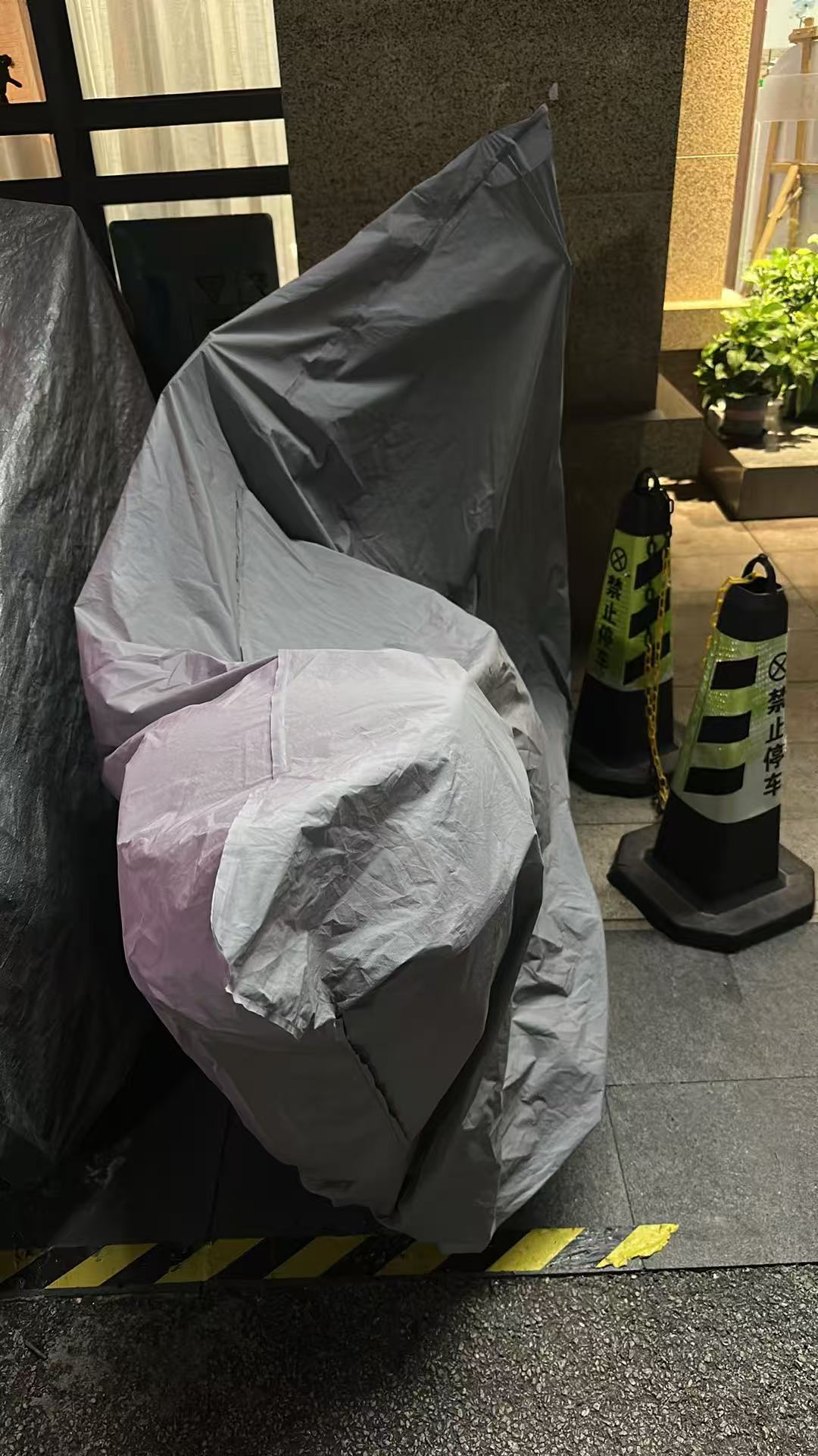 下楼准备骑电瓶车，发现又被保护得非常好。公公怕我电瓶车晒太阳，只要白天，我没有骑