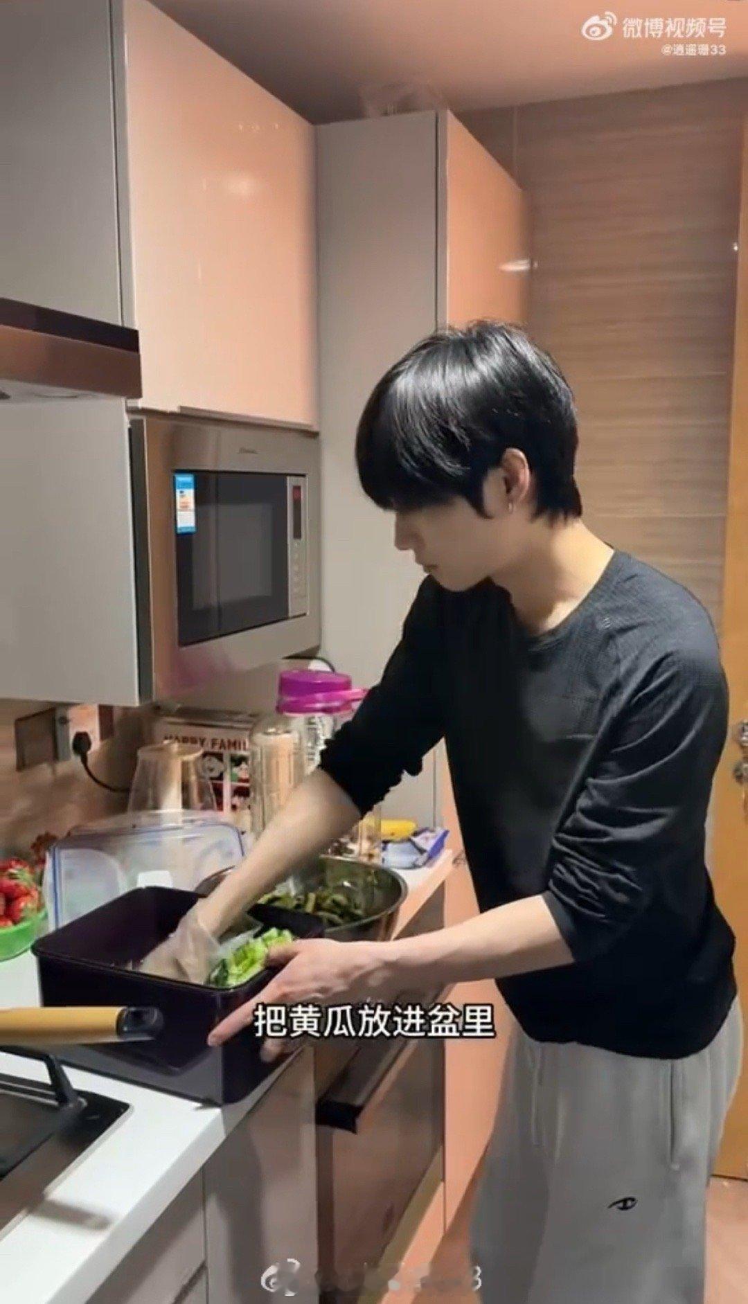 井胧给秦昊送黄瓜咸菜 秦昊收到咸菜时的心情大概是：第一次见人把副业搞得像跨国贸易