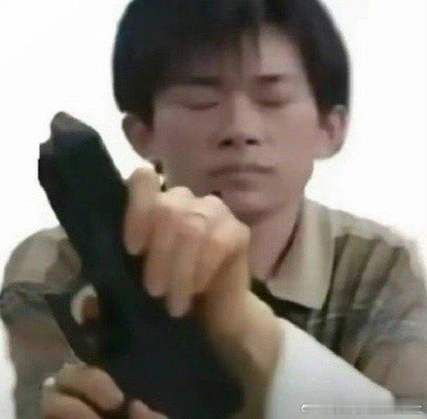 易烊千玺看我几分像从前这次是真的让易烊千玺拿上枪了易烊千玺4年前的表情包显化了看